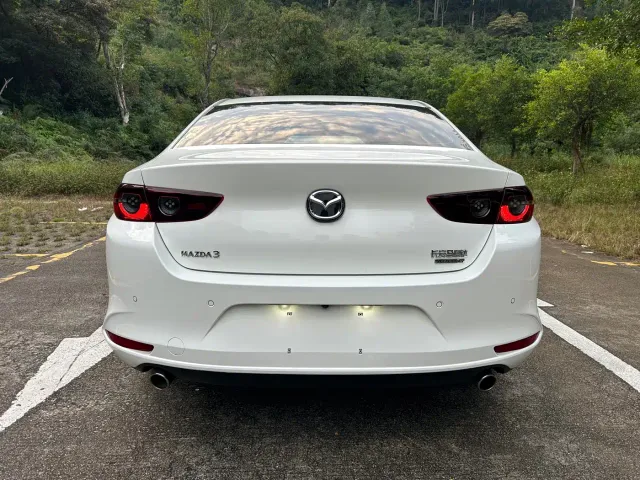 Mazda Axela — Фото автомобиля 8