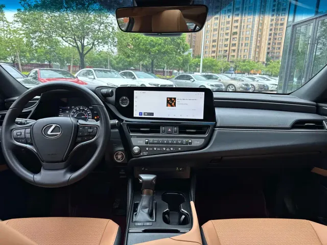 Lexus ES — Фото автомобиля 12