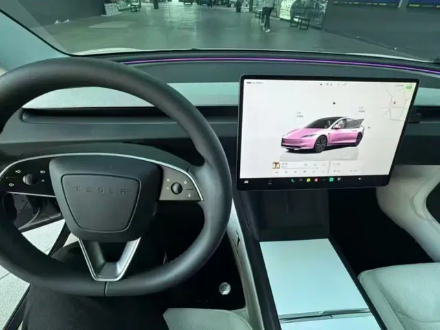Tesla Model 3 — Фото автомобиля 10