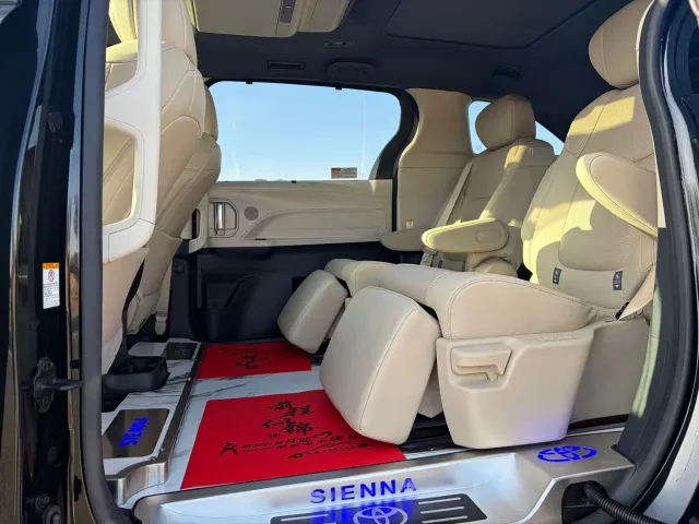Toyota Sienna — Фото автомобиля 9