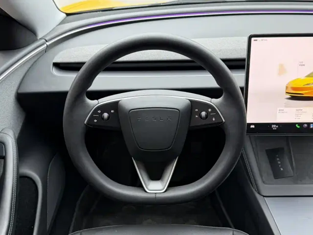 Tesla Model 3 — Фото автомобиля 2