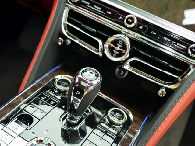 Bentley Flying Spur — Фото автомобиля 20