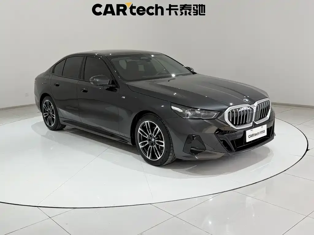 BMW BMW 5 Series (Import) 2024 Model 525i M Sport Package — Фото автомобиля 2