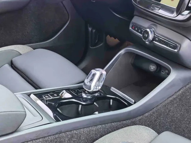 Volvo XC40 — Фото автомобиля 12