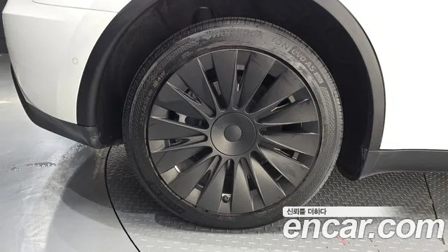 Tesla Model Y — Фото автомобиля 5