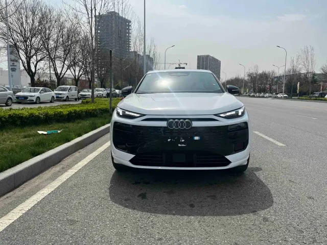 Audi Q6L e-tron — Фото автомобиля 2