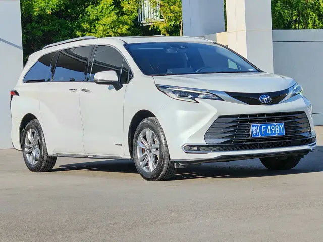 Toyota Sienna — Фото автомобиля 3
