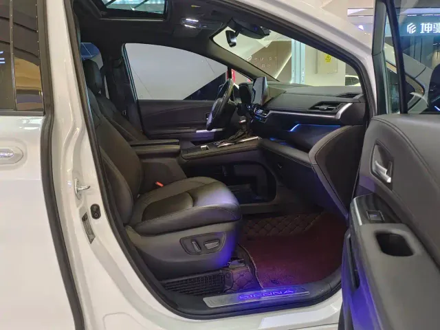 Toyota Sienna — Фото автомобиля 21