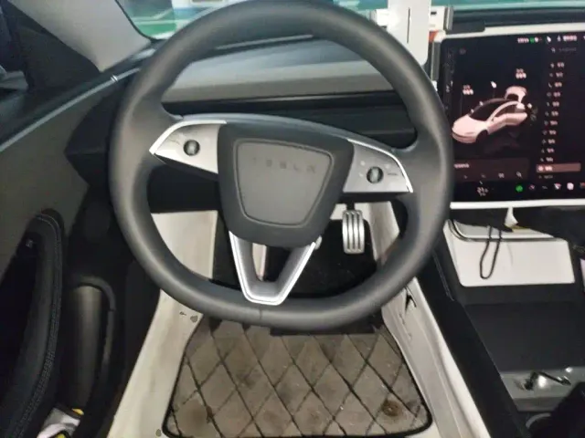 Tesla Model 3 — Фото автомобиля 6