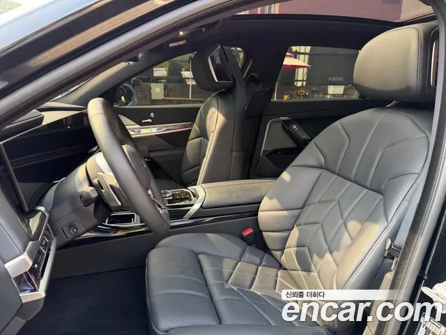 BMW 7 Series G70 — Фото автомобиля 10