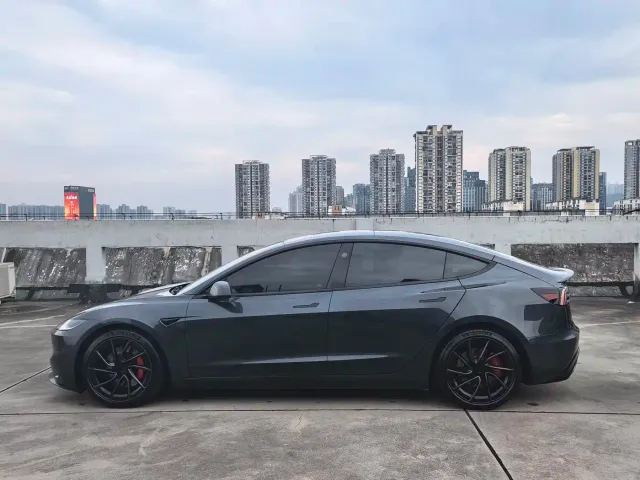 Tesla Model 3 — Фото автомобиля 8