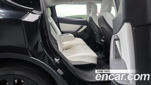 Tesla Model Y — Фото автомобиля 17