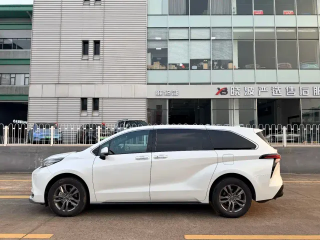 Toyota Sienna — Фото автомобиля 18