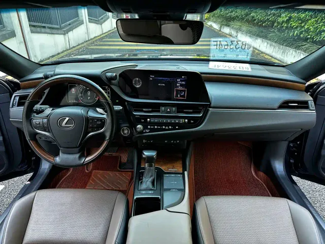 Lexus ES — Фото автомобиля 9