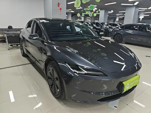 Tesla Model 3 — Фото автомобиля 3