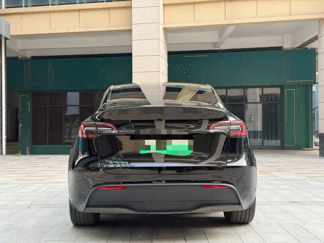 Tesla Model Y — Фото автомобиля 12