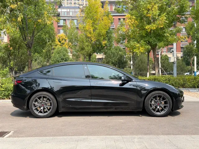 Tesla Model 3 — Фото автомобиля 14