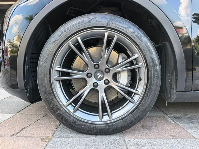 Tesla Model Y — Фото автомобиля 18