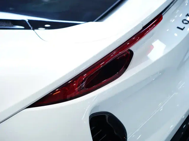 Lotus Emira — Фото автомобиля 8