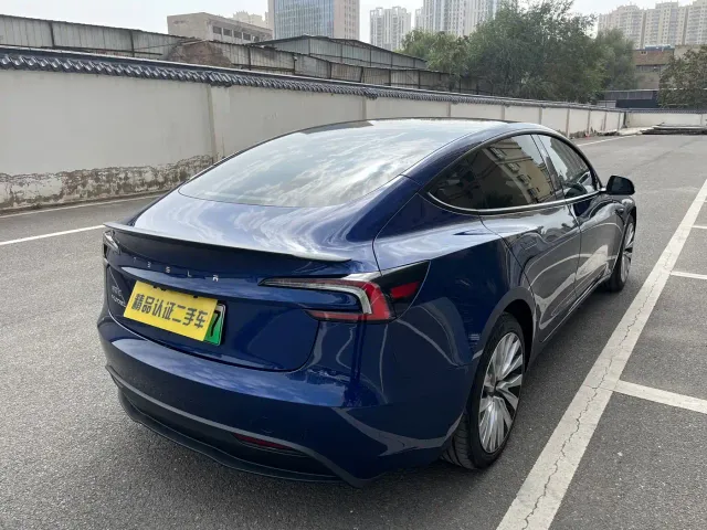 Tesla Model 3 — Фото автомобиля 18