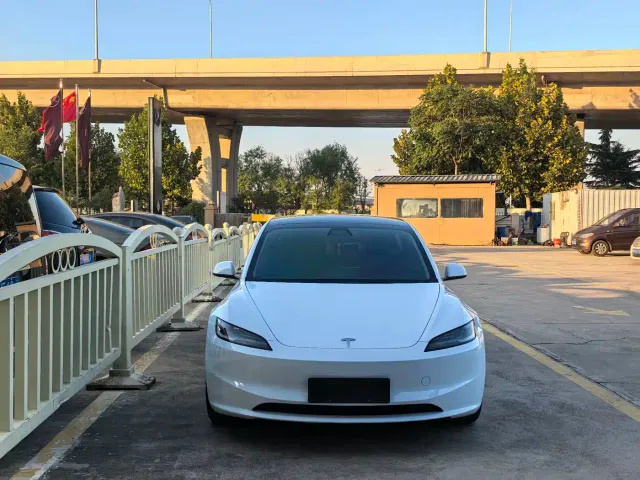 Tesla Model 3 — Фото автомобиля 6