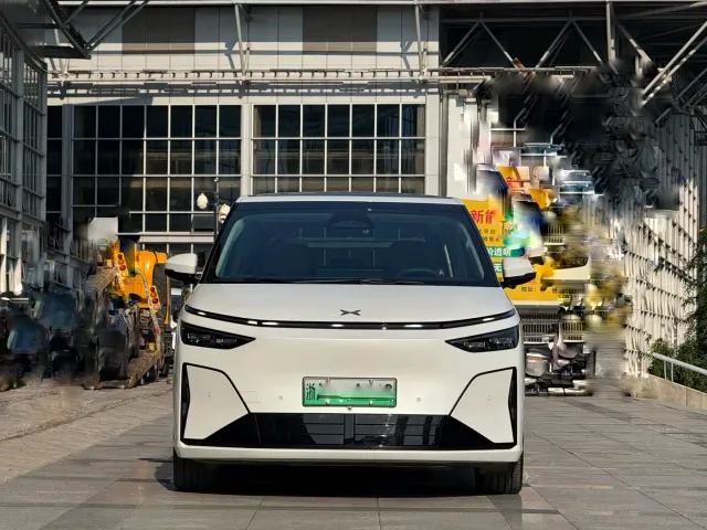 Xpeng X9 — Фото автомобиля 2
