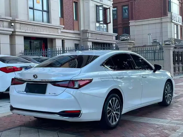 Lexus ES — Фото автомобиля 9