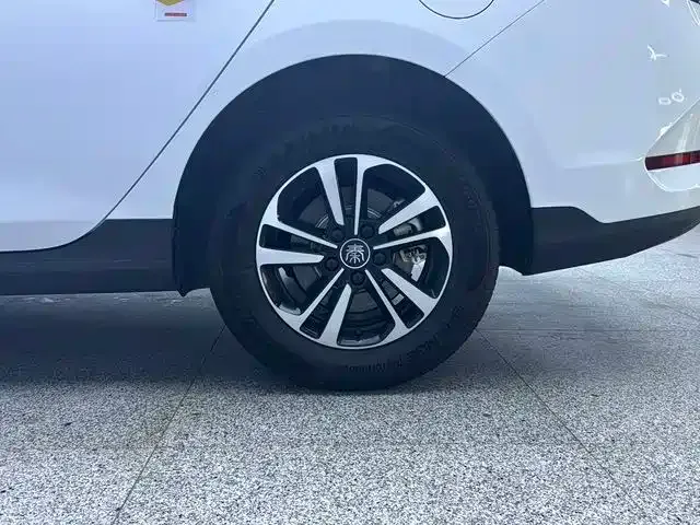 BYD Qin PLUS 2026 Model DM-i 210KM Progressive Edition — Фото автомобиля 18