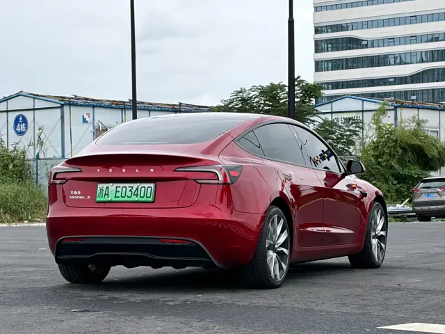Tesla Model 3 — Фото автомобиля 5