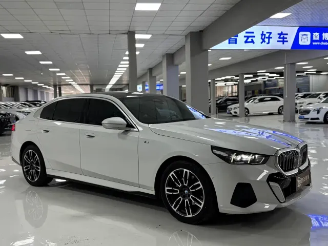 BMW 5 Series — Фото автомобиля 3