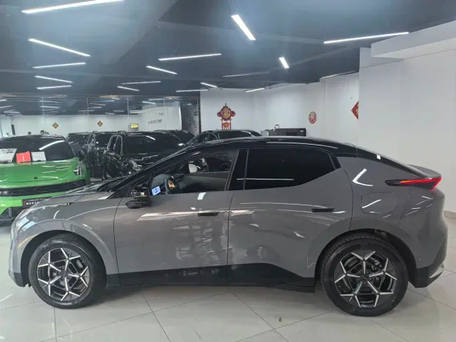 Lynk & Co Z20 — Фото автомобиля 5