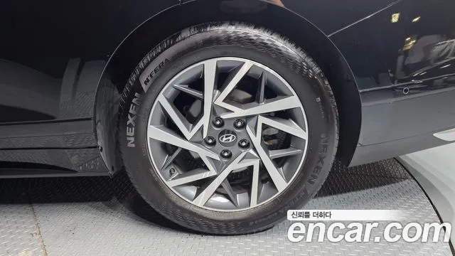 Hyundai Grandeur Grandeur (GN7) 2.5 Бензин 2WD — Фото автомобиля 17