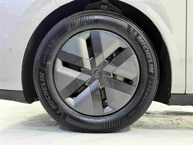 Li Auto MEGA — Фото автомобиля 16