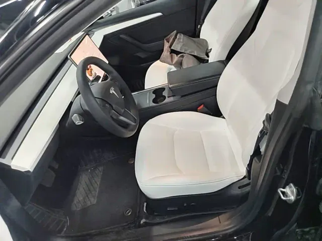 Tesla Model 3 — Фото автомобиля 10