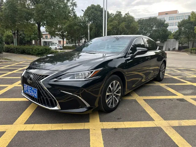 Фотография автомобиля — Lexus ES