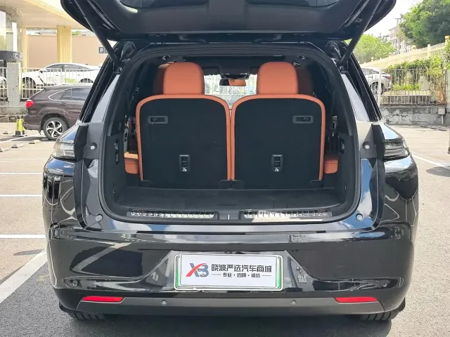 Li Auto L8 — Фото автомобиля 11