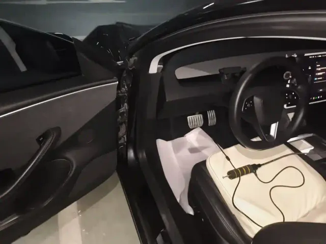Tesla Model 3 — Фото автомобиля 12