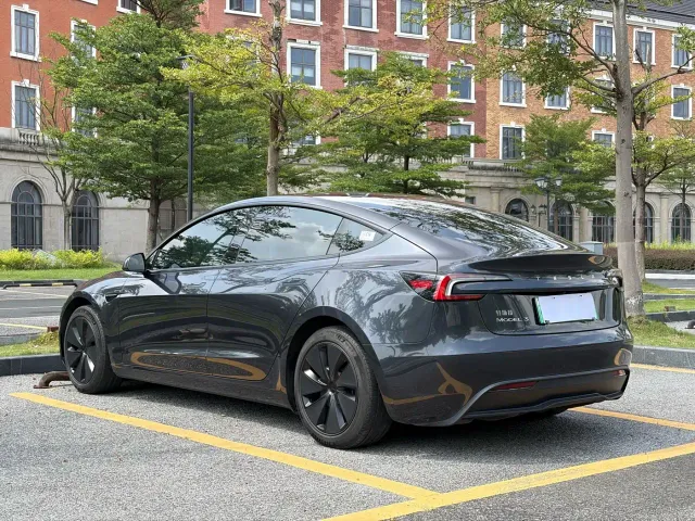 Tesla Model 3 — Фото автомобиля 6