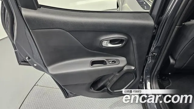 Jeep Renegade — Фото автомобиля 24