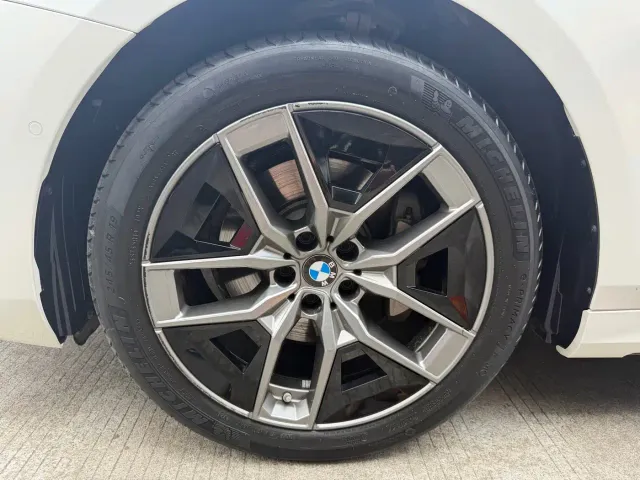BMW 5 Series — Фото автомобиля 10