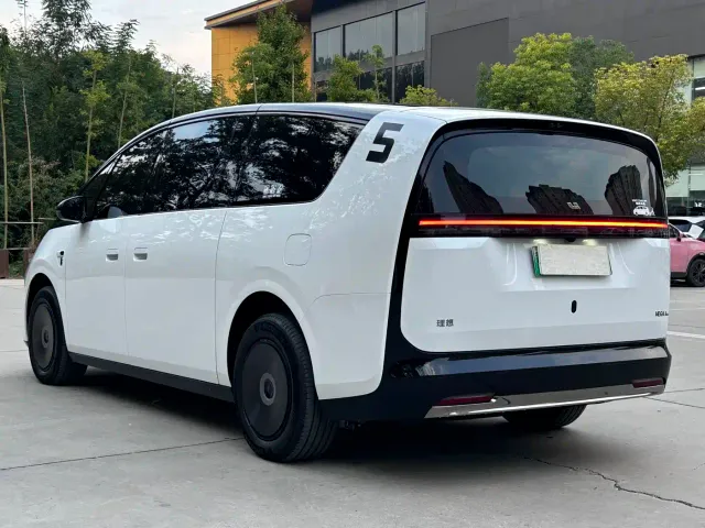 Li Auto MEGA — Фото автомобиля 6