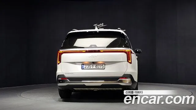 Kia Carnival Generation 4 — Фото автомобиля 4