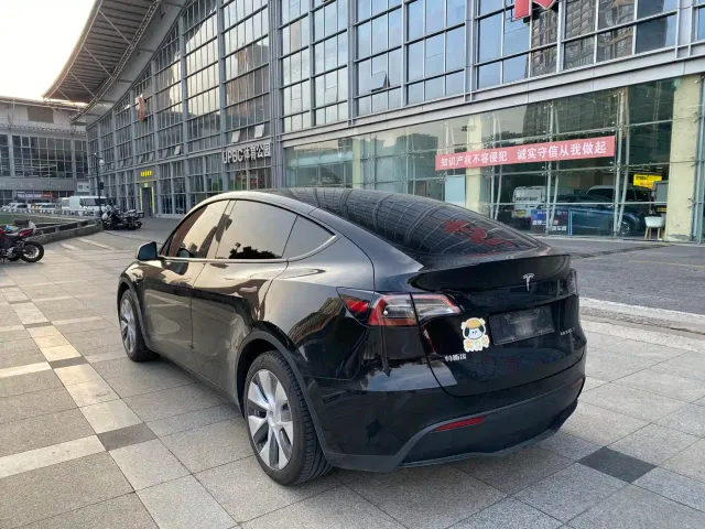 Tesla Model Y — Фото автомобиля 6