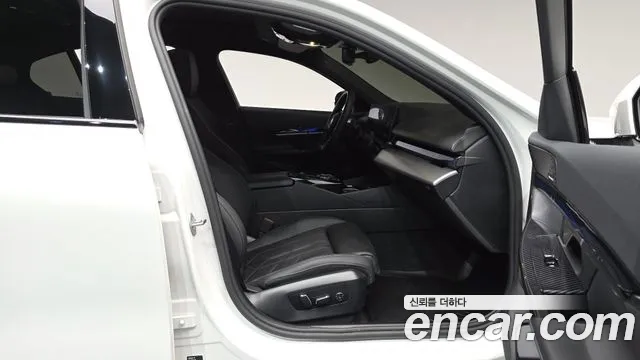 BMW 5 Series G60 — Фото автомобиля 16