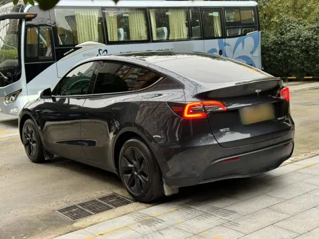 Tesla Model Y — Фото автомобиля 5