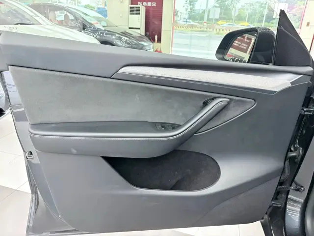 Tesla Model Y — Фото автомобиля 16