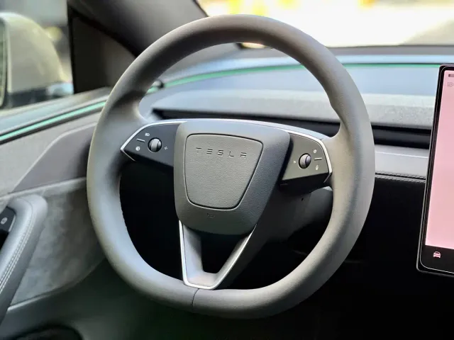 Tesla Model Y L — Фото автомобиля 18