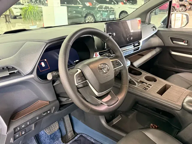 Toyota Granvia — Фото автомобиля 3