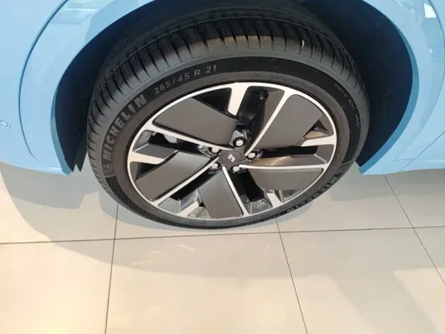 Li Auto L7 — Фото автомобиля 24