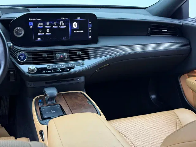 Lexus LS — Фото автомобиля 3